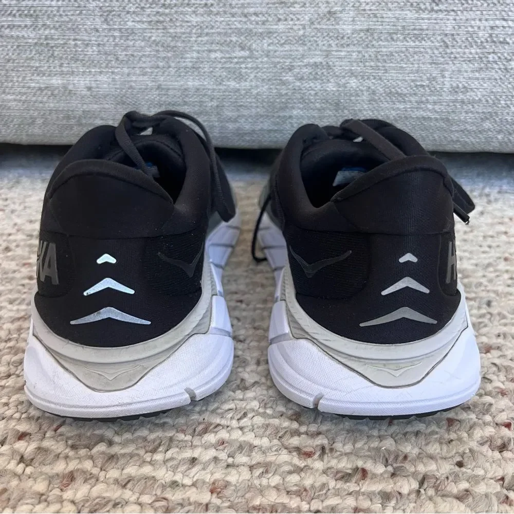 Hoka One One Womens Arahi 6 Running Shoe Black White